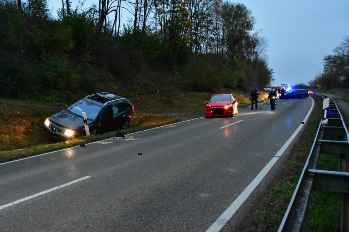 Die Straße war am Donnerstagmorgen für die Unfallaufnahme gesperrt. Foto: Tobias Sellmaier