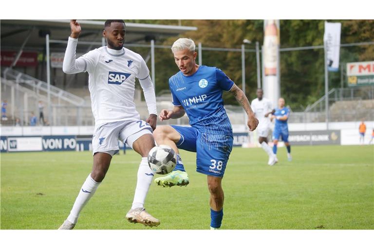 Die Stuttgarter Kickers und Christian Mauersberger (re.) empfangen die TSG 1899 Hoffenheim II am  Freitag, 4.  Oktober, im Gazi-Stadion.