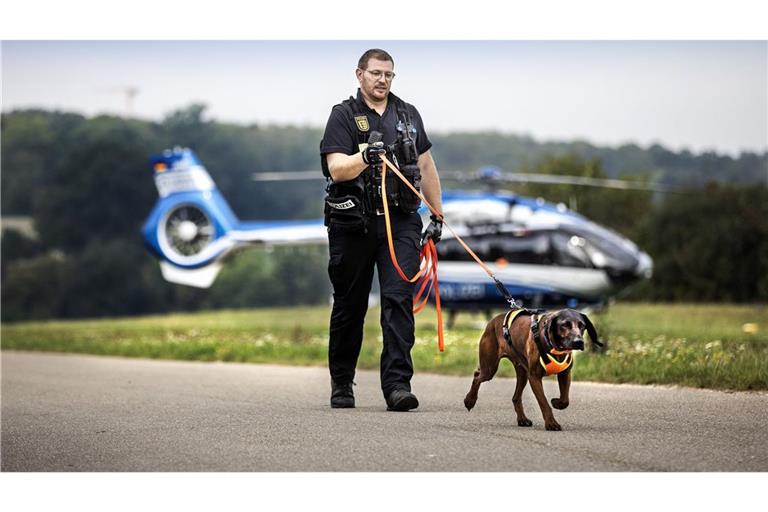 Die Suche nach der Frau, unter anderem mit Hubschrauber und Hunden, blieb bislang erfolglos. (Archivbild)