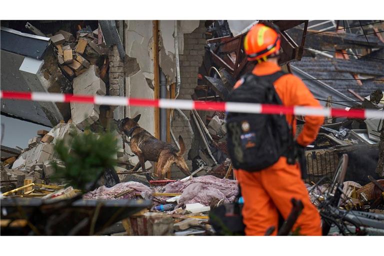 Die Suche nach weiteren Opfern wird unter Hochdruck fortgesetzt.