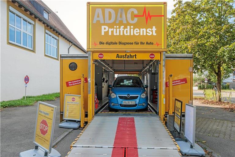 Die technischen Geräte sind in einen zehn Meter langen Laster integriert, der in Städten und Gemeinden unterwegs ist. Fotos: Stefan Bossow