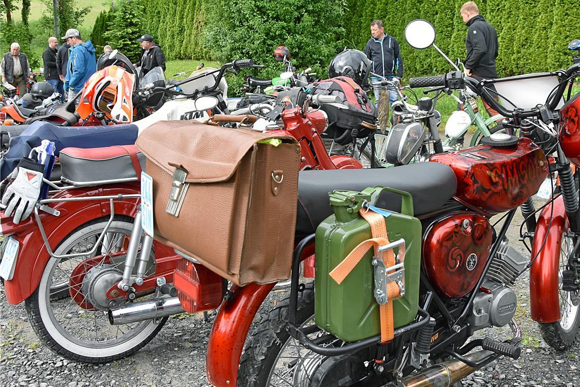 Die Teilnehmenden sind für alles vorbereitet: Mit Ersatzkanistern für die lange Tour und Regenbekleidung in der Tasche geht es auf die Strecke.