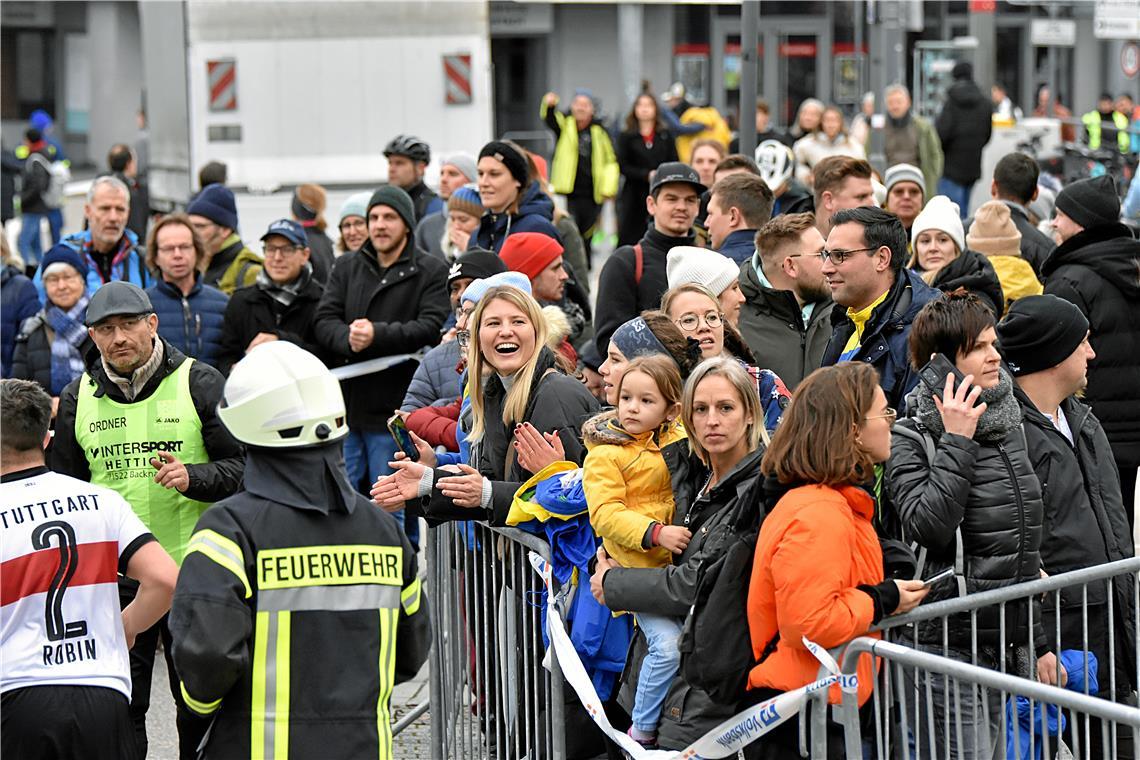 Die Teilnehmenden werden fast permanent vom Publikum angefeuert, wie hier an der...