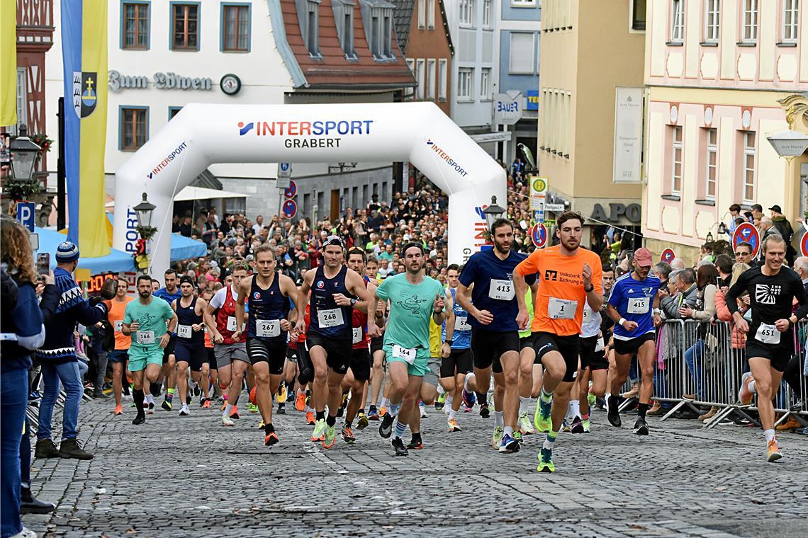 Die Teilnehmer am 10-Kilometer-Rennen machen sich beim 36. Backnanger Silvesterlauf schon mittags und nicht erst nachmittags auf den Weg. Foto: Tobias Sellmaier