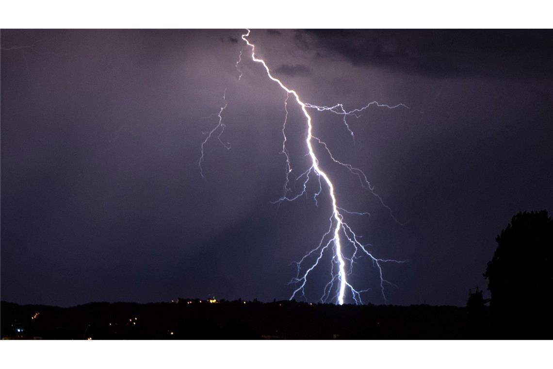 Die Temperaturen im deutschen Hochsommer sinken wieder - Gewitter kann es weiterhin geben. (Archivbild)