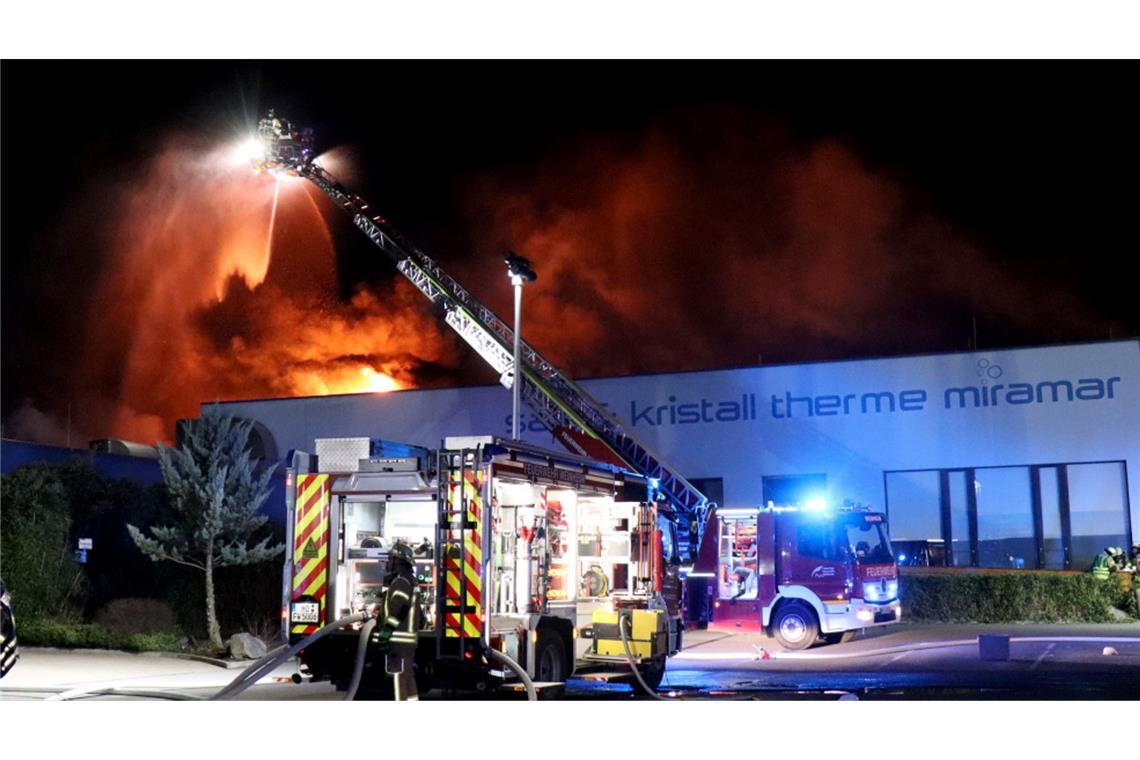 Die Therme wurde bei dem Brand laut Polizei fast vollständig zerstört und stürzte teilweise auch ein.