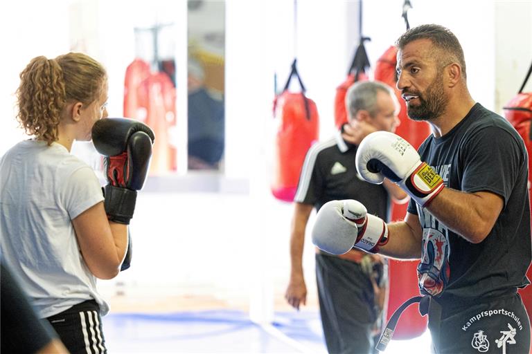 Die Trainer Ismail Akkilic (rechts) und Artur Allerborn (im Hintergrund) wollen unter anderen Selbstvertrauen vermitteln. Foto: Alexander Becher