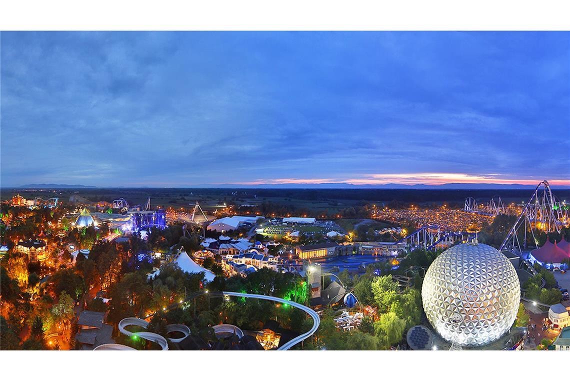 Die Traumwelt Europa-Park wird am Abend zu einem besonderen Blickfang. Doch ehe es so weit war, ist es ein weiter Weg gewesen.