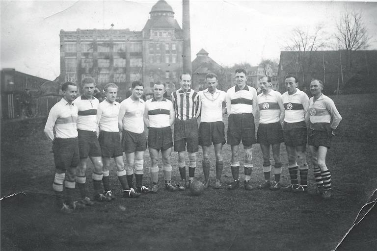 Die TSG Backnang bestritt 1952 gegen eine Schweizer Mannschaft ein internationales Spiel. Das fand bereits wieder in den Etzwiesen statt. Doch in den ersten Spielen nach dem Zweiten Weltkrieg musste die Backnanger Elf noch auf dem Sportplatz der Firma Adolff ihr Können präsentieren. Foto: TSG Backnang