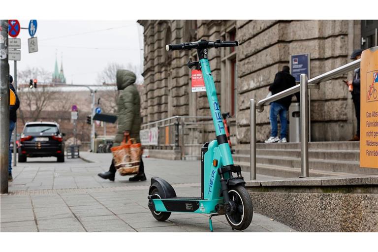 Die türkisfarbenen E-Scooter der Marke Tier erhalten bald einen neuen Anstrich (Archivbild).