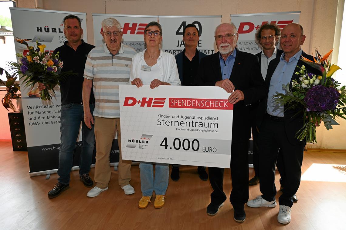 Die Übergabe der Spende, bei der sich die beiden Partner zusammengetan haben, mit (von links) Holger und Friedhart Hübler, Anke Alviž, Simon Gah, Henner Dingfelder, Patrick Schweibl und Dirk Dingfelder. Foto: Elisabeth Klaper