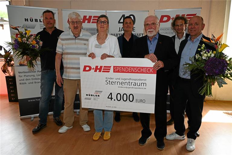 Die Übergabe der Spende, bei der sich die beiden Partner zusammengetan haben, mit (von links) Holger und Friedhart Hübler, Anke Alviž, Simon Gah, Henner Dingfelder, Patrick Schweibl und Dirk Dingfelder. Foto: Elisabeth Klaper