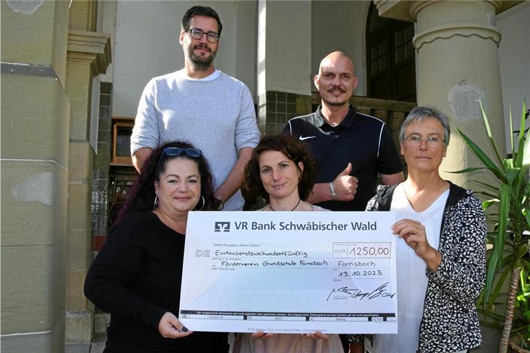 Die Übergabe mit (hinten von links) Michael Brucker und Michael Isert und (vorne von links) Salvatrice Deininger, Claudia Schöndeling und Monika Pietron. Foto: Elisabeth Klaper