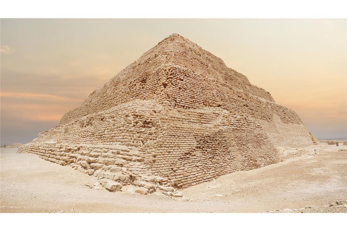 Die um 2650 v. Chr. erbaute Stufenpyramide von Pharao Djoser in Sakkara ist die älteste der sieben großen Pyramiden Ägyptens.