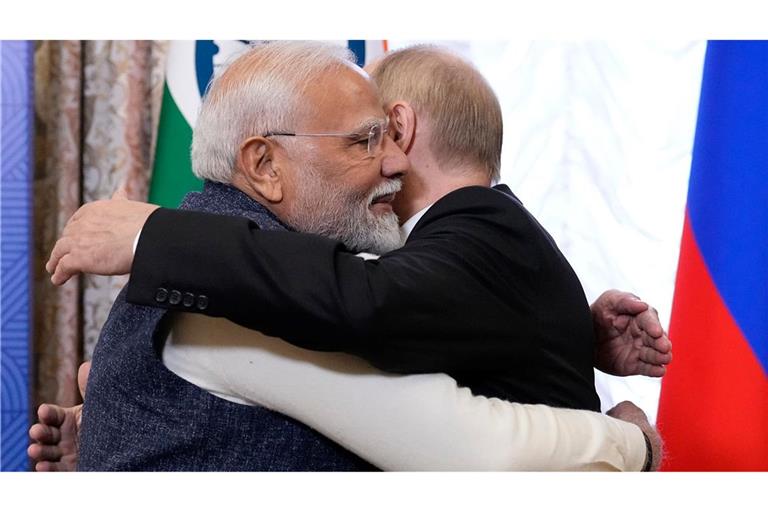 Die Umarmung mit Modi liefert Putin eins der nötigen Bilder, um zu demonstrieren, dass er international trotz Krieg nicht isoliert ist.