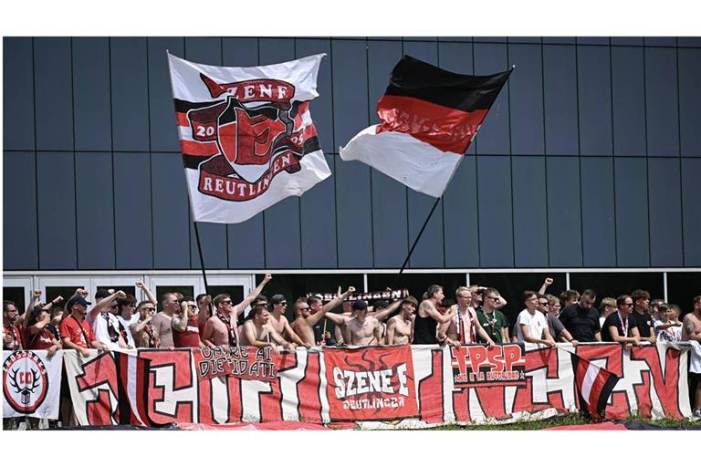 Die Unbekannten stahlen dem Reutlingen-Fan seinen Fanschal und ein T-Shirt. (Archivbild)