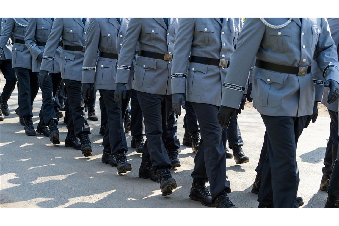 Die Uniformen der Bundeswehr sollen auf einen aktuelleren Stand gebracht werden. (Archivbild)