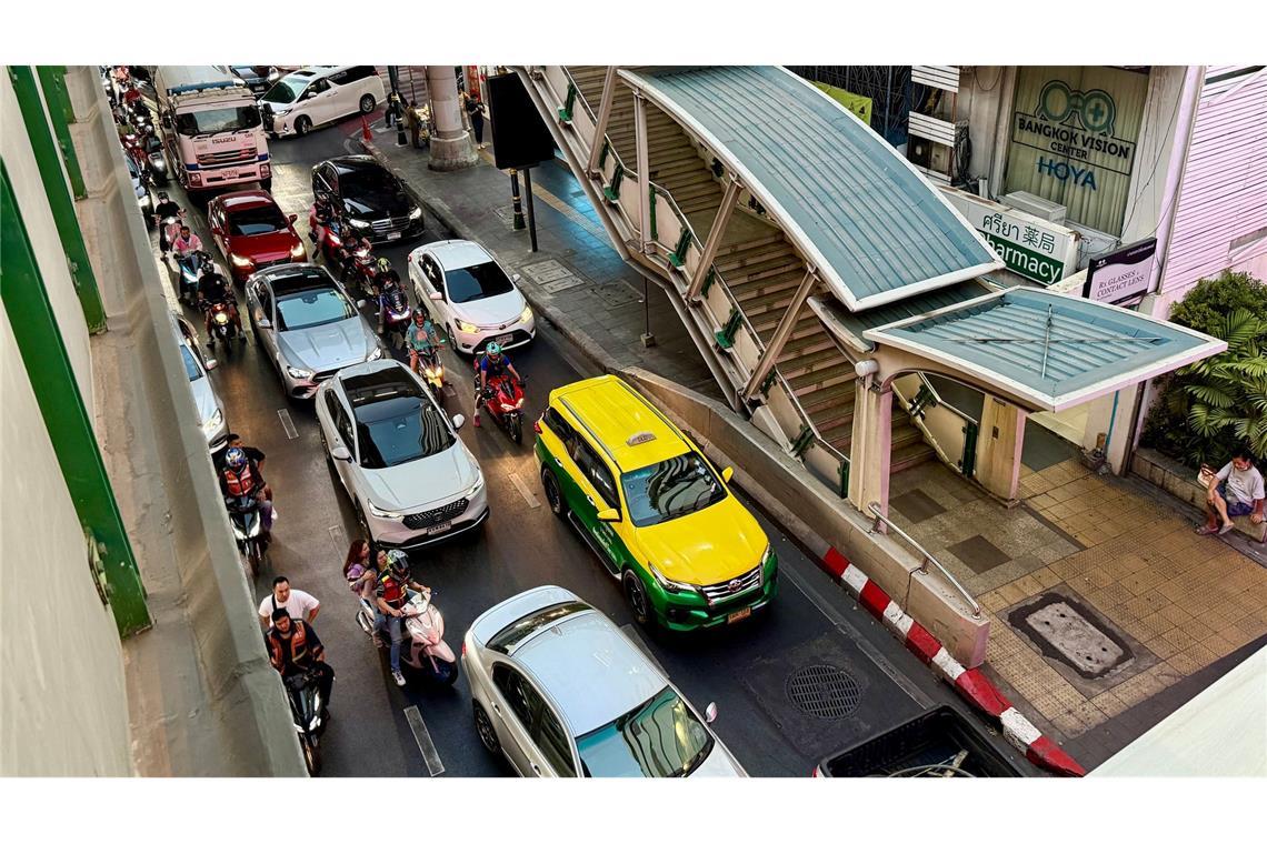 Die unzähligen Autos und Motorräder auf den Straßen Bangkoks sind eine der Hauptursachen für die dicke Luft.