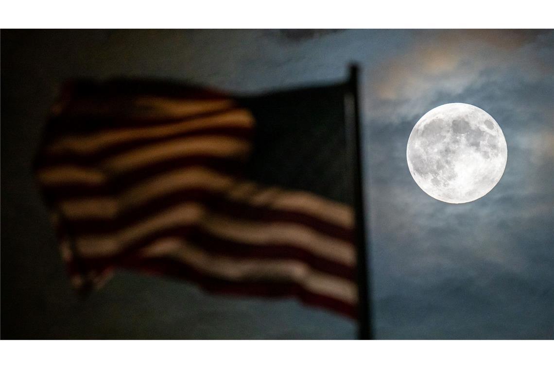 Die US-Flagge auf der Botschaft in Berlin im Licht des Supermonds