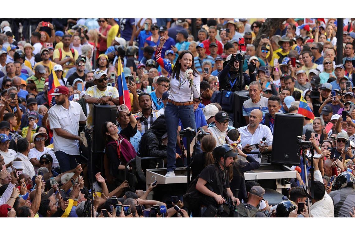 Die venezolanische Oppositionsführerin Maria Corina Machado führt eine Demonstration gegen die erneute Vereidigung des autoritären Präsidenten Maduro.