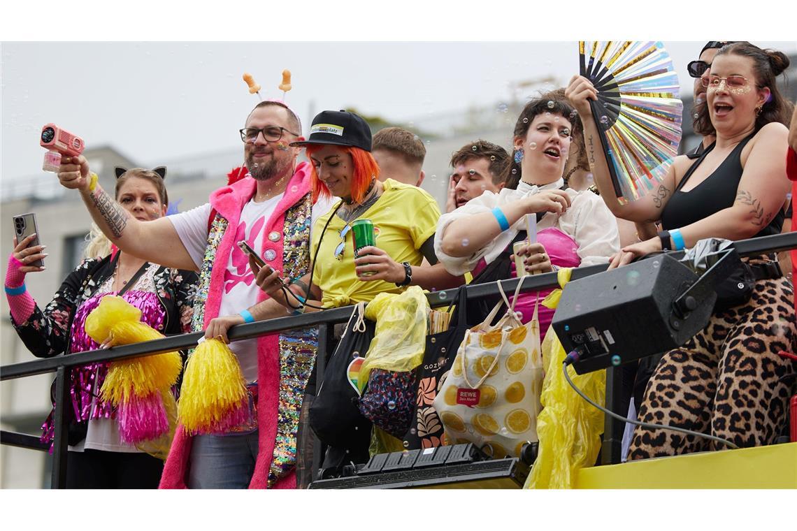 Die Veranstalter des CSD in Berlin appellieren an die Politik, den Schutz queerer Menschen ins Grundgesetz aufzunehmen.