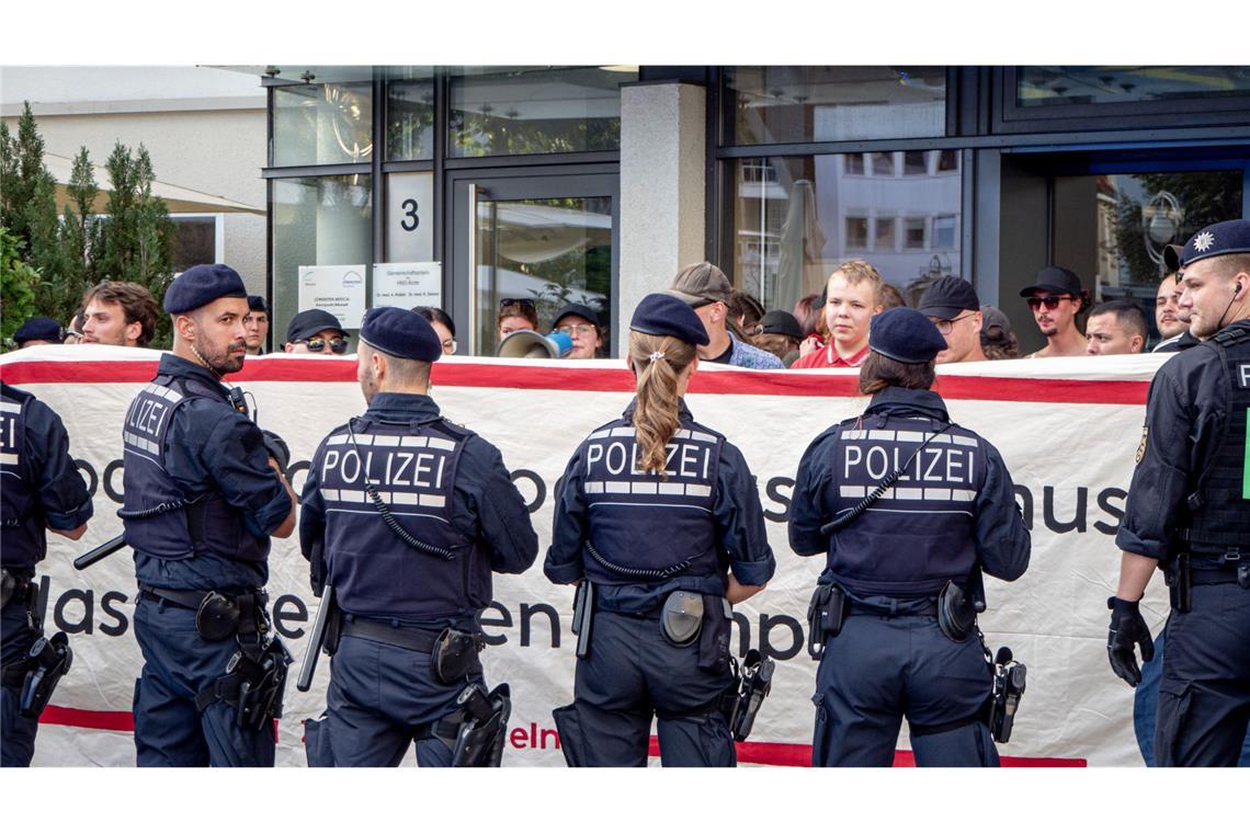 Die verschiedenen Gruppen auf Abstand zu halten, macht der Polizei zeitweise zu schaffen.