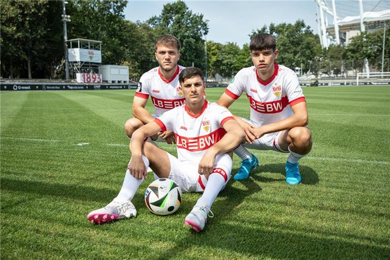 Die VfB-Talente Lukas Laupheimer (U 21), Massimo Di Benedetto (U 17) und Mirza Catovic (U 19/von links)) präsentieren das Trikot mit dem Schriftzug des neuen Hauptpartners.