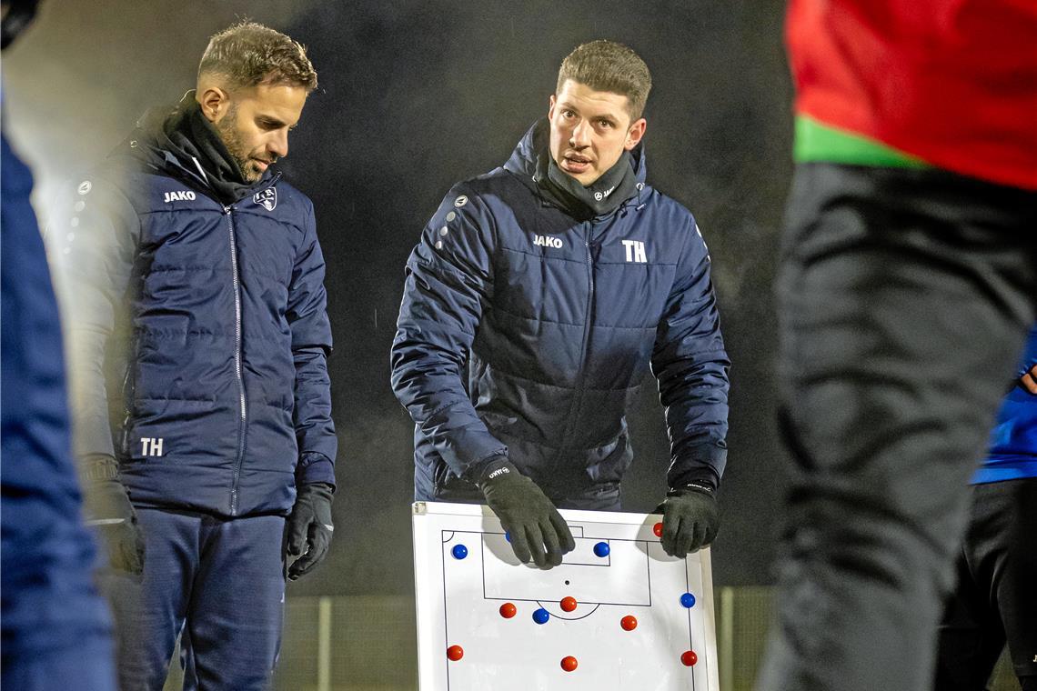 Die VfR-Trainer Tobias Hofmann (rechts) und Taner Has zeigen Murrhardts Fußballern an der Taktiktafel, was sie von ihnen auf dem Platz erwarten. Foto: Alexander Becher