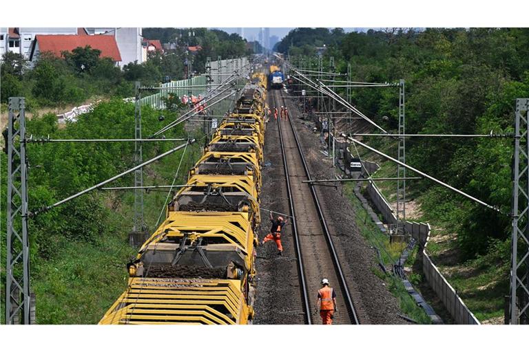 Die viel befahrene Bahnstrecke Frankfurt-Mannheim ist seit Mitte Juli für Bauarbeiten voll gesperrt.