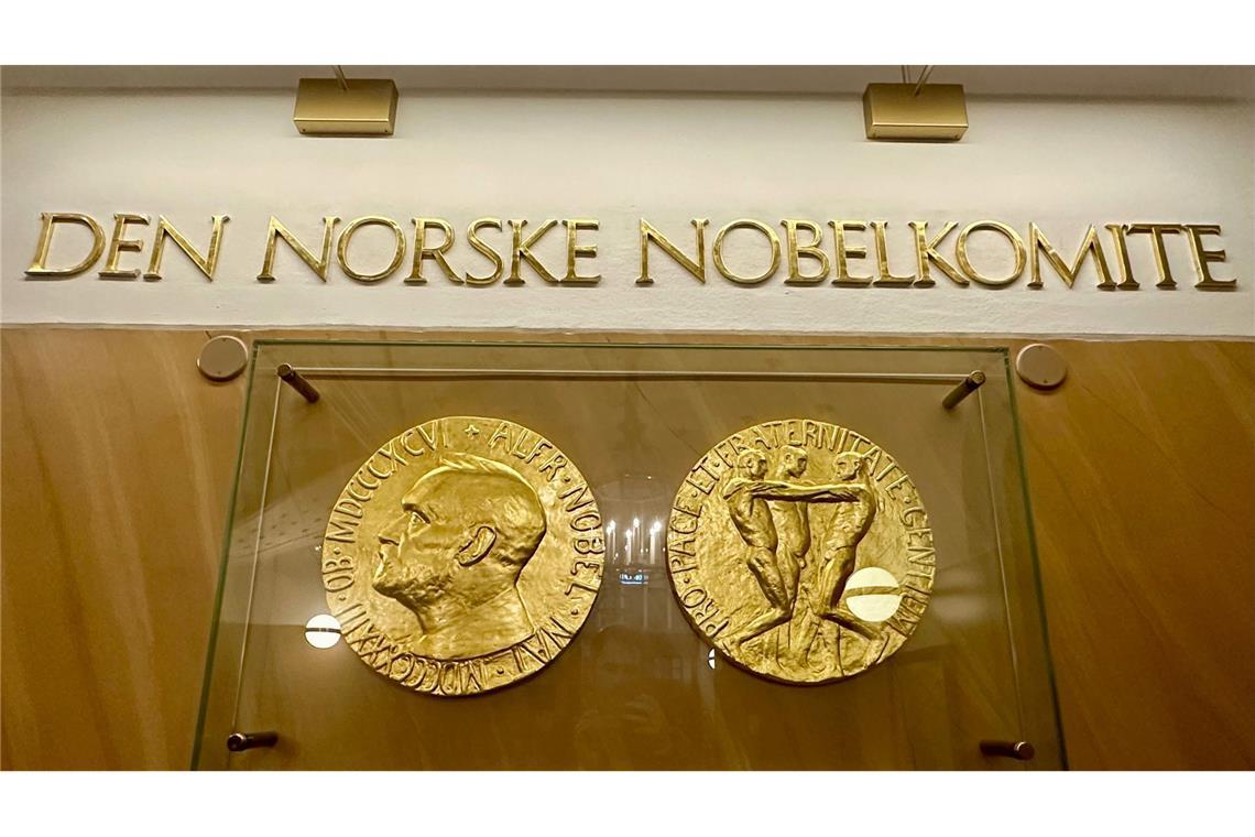 Die Vorder- und Rückseite der Medaille für den Friedensnobelpreis sind im norwegischen Nobelinstitut in Oslo ausgestellt.