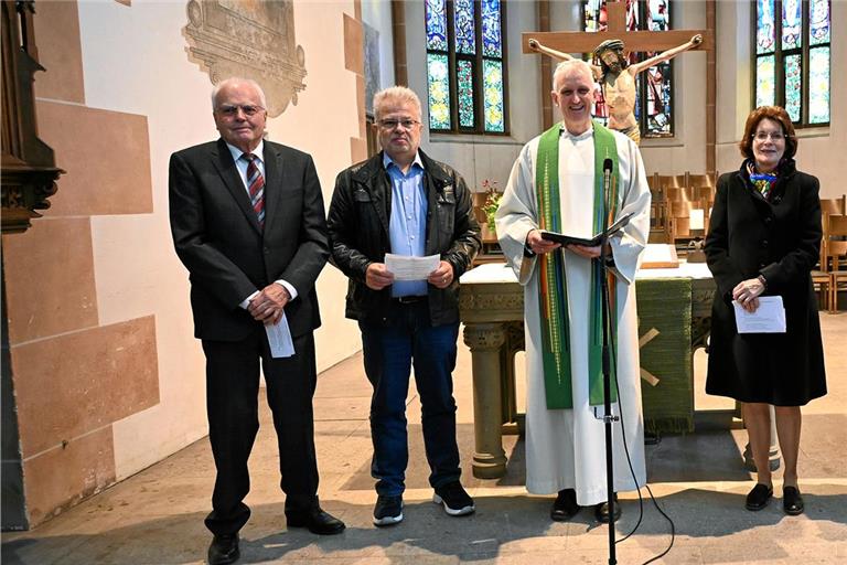 Die Vorstands- und Ausschussmitglieder des Krankenpflegevereins beim ökumenischen Dankgottesdienst in der Murrhardter Stadtkirche (von links): Vorsitzender Werner Stingel, Thomas Rieger, Pfarrer Hans Joachim Stein, Gitta Luther-Frömel, Erika Joppke, Michèle Hartmann. Fotos: Elisabeth Klaper 