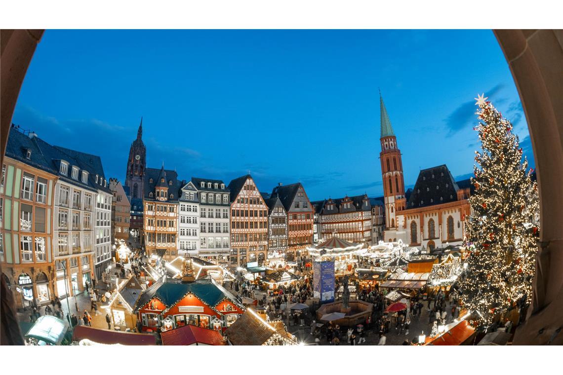 Die Weihnachtsmärkte in den Innenstädten ziehen traditionell eine große Zahl an Besuchern an.