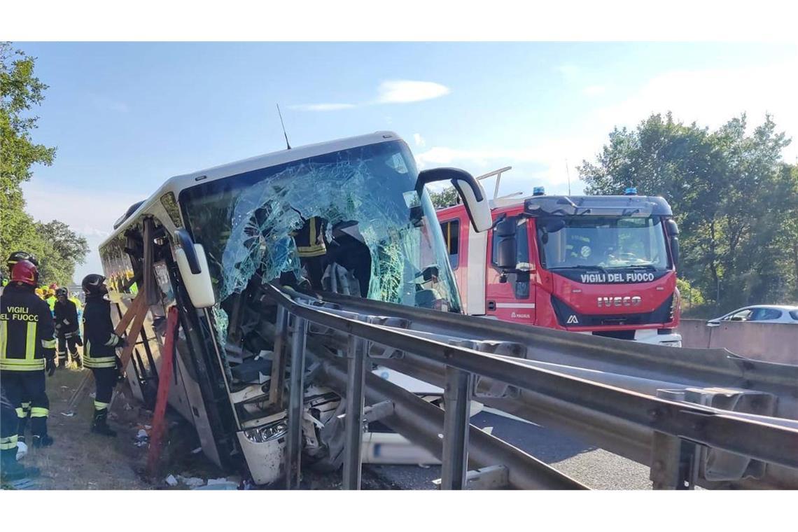 Die Windschutzscheibe des Busses wurde von der Leitplanke regelrecht durchbohrt.