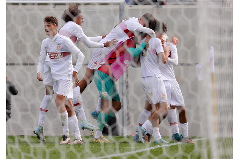 Die Youngster des VfB bejubeln ihren klaren Erfolg über Sparta Prag.