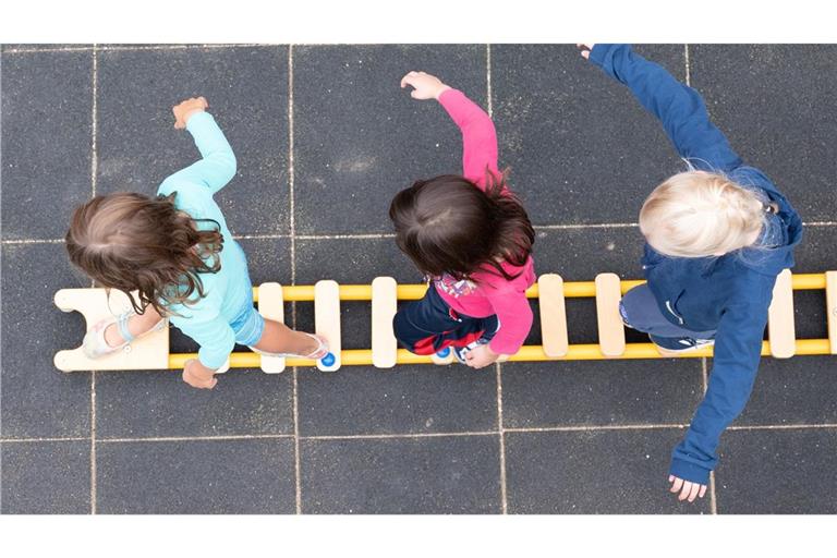 Die Zahl der Kinder unter drei Jahren in Kindertagesbetreuung ist zum 1. März 2024 im Vorjahresvergleich um rund 8.400 auf insgesamt 848.200 Kinder gesunken (Symbolbild).