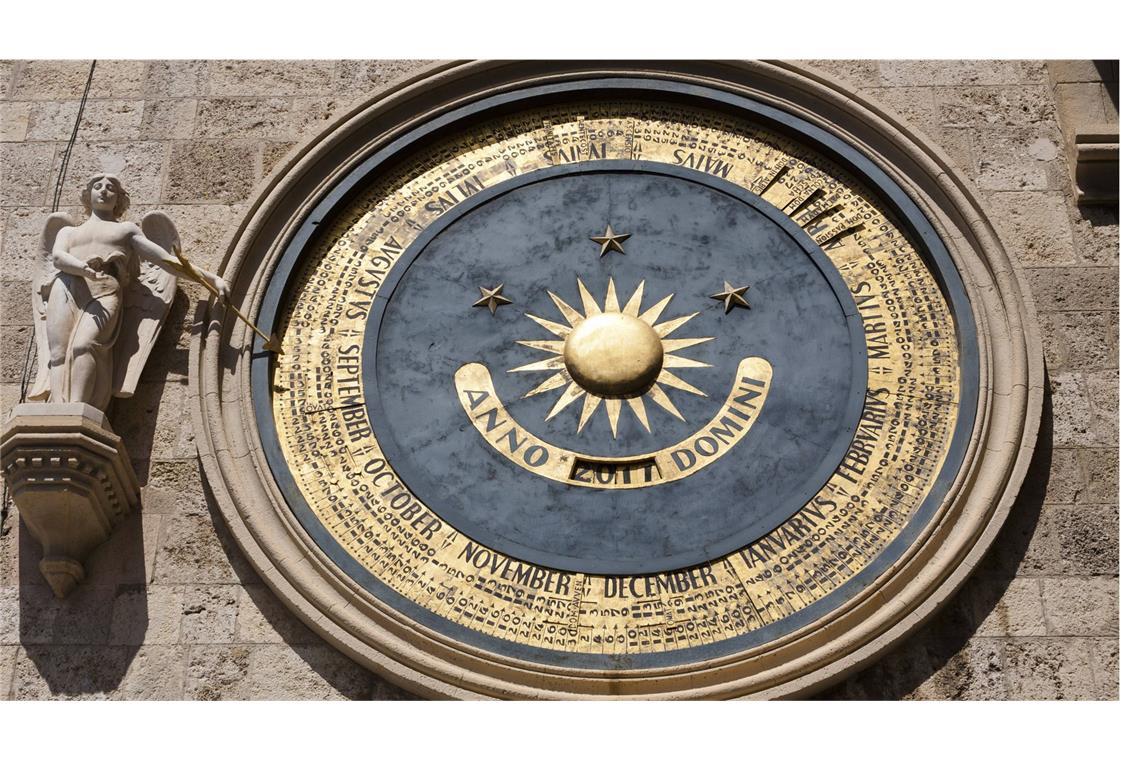 Die Zeit fest im Blick: Astronomische Uhr auf der Piazza Del Duomo vor der Kathedrale von Messina auf Sizilien.