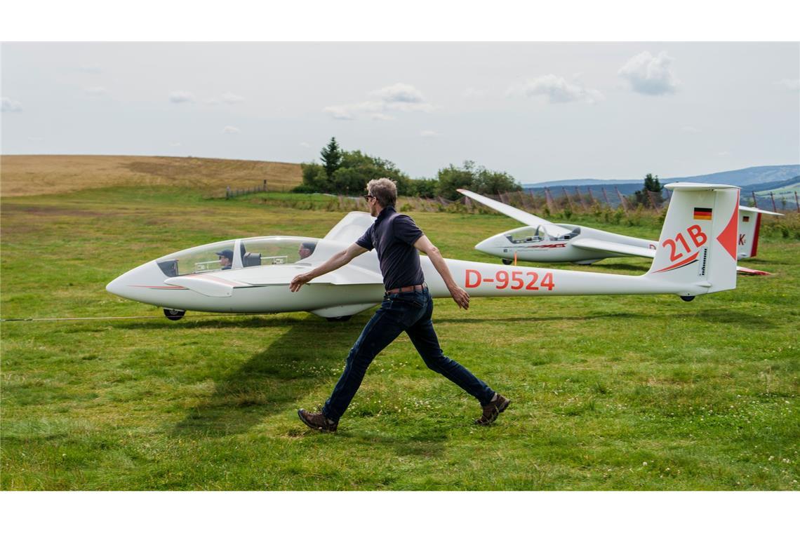 Dierk Althoff, Segelflugschüler, hilft beim Seilwindenstart eines Schulungsflugzeugs.