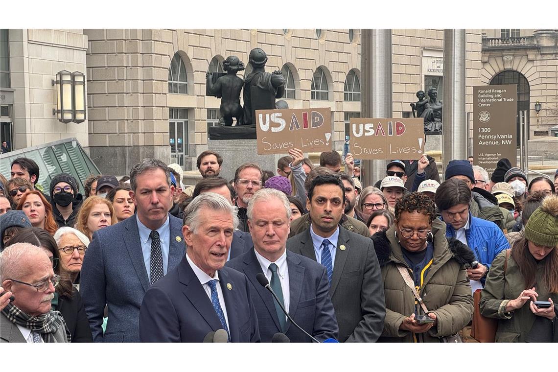 Diese demokratischen Kongressmitglieder durften nach eigener Aussage das USAID-Gebäude am Montag nicht betreten.