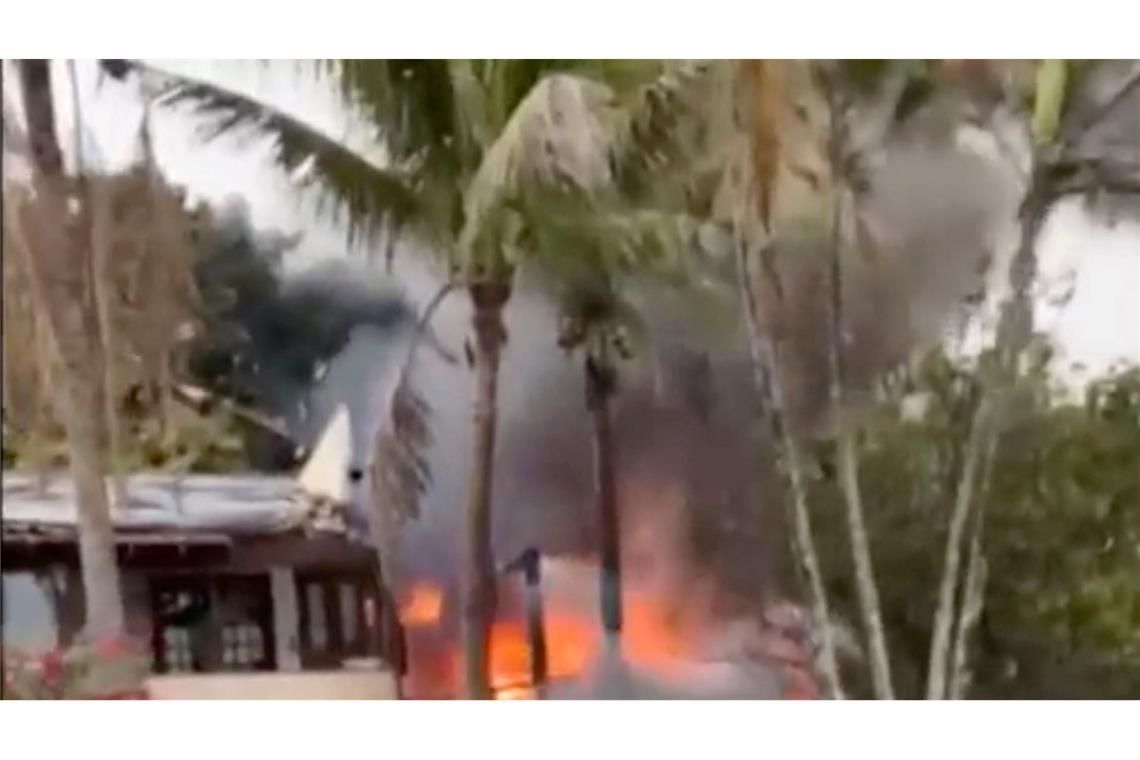 Dieser Ausschnitt aus einem Video zeigt das Feuer, das von einem Flugzeug ausgeht, das in Vinhedo im brasilianischen Bundesstaat Sao Paulo neben einem Haus abgestürzt ist.