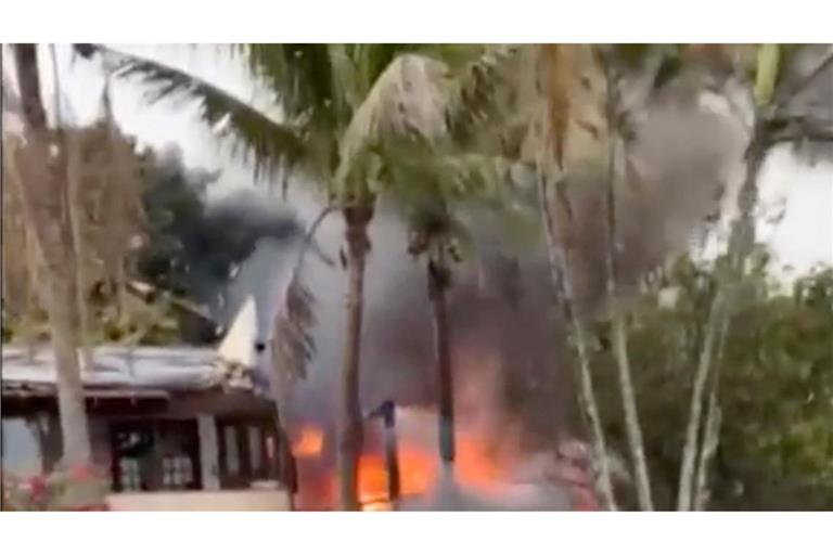 Dieser Ausschnitt aus einem Video zeigt das Feuer, das von einem Flugzeug ausgeht, das in Vinhedo im brasilianischen Bundesstaat Sao Paulo neben einem Haus abgestürzt ist.