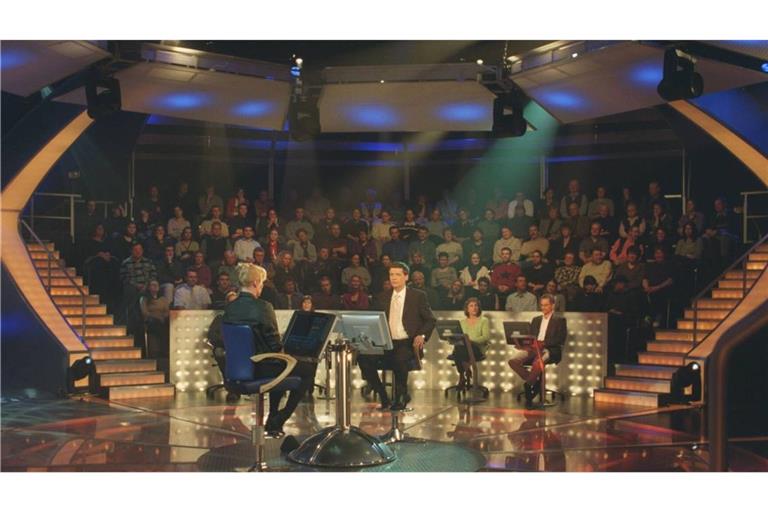 Dieses Setting erkennt wohl jeder sofort: Günter Jauch 2001 mit Kandidaten und Publikum im RTL-Studio von „Wer wird Millionär?“