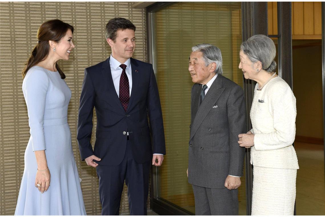 Dieses Tageskleid von Emilia Wickstead geht einfach immer: In Hellblau leistete es der dänischen <b>Kronprinzessin Mary</b> 2015 in Tokio gute Dienste, ...