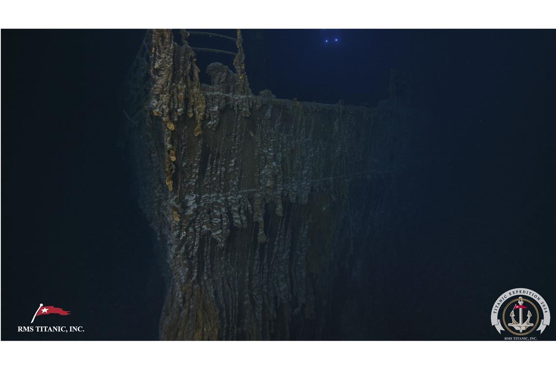 Dieses von der RMS Titanic Inc. veröffentlichte Bild zeigt den Bug der Titanic mit einem großen Teil der fehlenden Decksreling, der in diesem Sommer von einem Unternehmen mit Bergungsrechten an der Wrackstelle bei seiner ersten Expedition seit vielen Jahren fotografiert wurde.