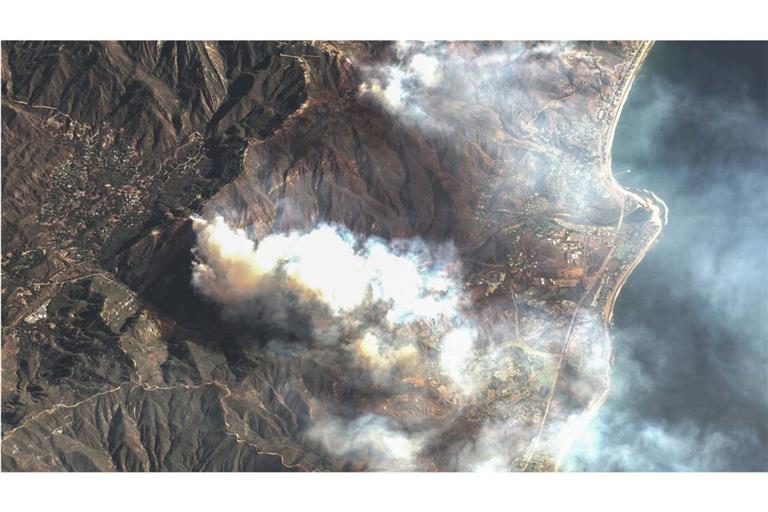 Dieses von Maxar Technologies zur Verfügung gestellte Satellitenbild zeigt Rauch, der vom „Franklin Fire“ in Malibu aufsteigt.