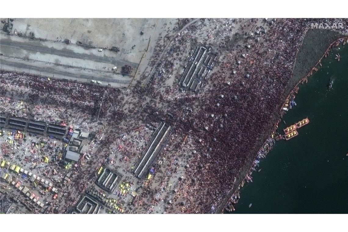 Dieses von Maxar Technologies zur Verfügung gestellte Satellitenbild zeigt Gläubige am Ufer des Yamuna-Flusses, die anlässlich des Maha Kumbh-Festes ein heiliges Bad nehmen.