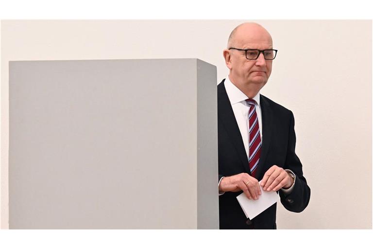 Dietmar Woidke (SPD) wurde hier bei der erneuten Stimmabgabe im Brandenburger Landtag fotografiert.