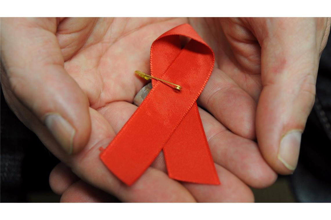 Dir rote Schleife ist ein Symbol der Solidarität mit HIV-Positiven und Aids-Kranken.(Archivbild)