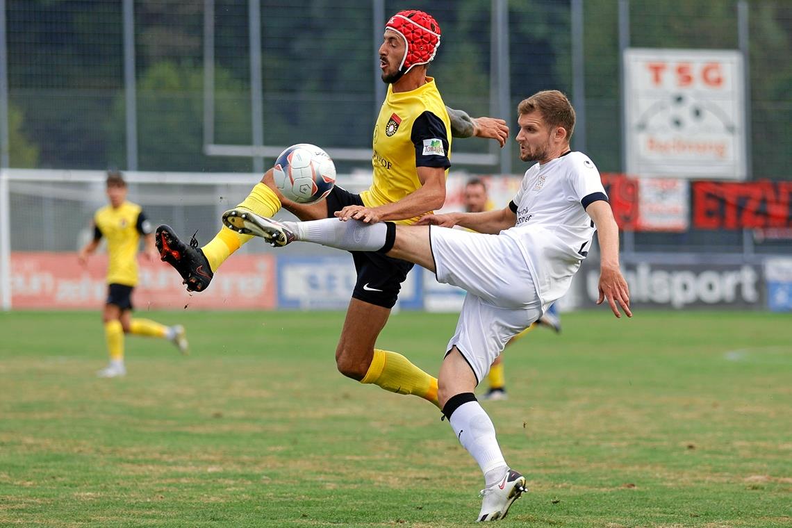 Dominik Salz (gelbes Trikot) geht auf dem Platz stets voran. Auch im Derby in Backnang schonte der 35-jährige Stürmer der SG Sonnenhof weder sich noch den Gegenspieler, wie hier TSG-Verteidiger Jannik Dannhäußer erfahren durfte. Foto: Volker Müller