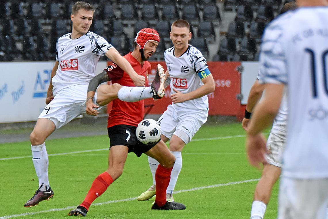 Dominik Salz (rotes Trikot) lässt sich mit der SG Sonnenhof Großaspach derzeit nicht aufhalten. Foto: Tobias Sellmaier