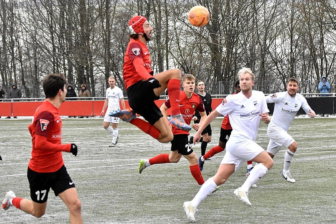 Dominik Salz war beim 1:1 gegen Essingen Sekunden vor Schluss noch einmal dicht dran am Großaspacher Siegtor, verfehlte die Flanke von Mert Tasdelen aber um Zentimeter. Foto: Tobias Sellmaier